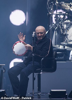 Во время прощального тура Genesis в 2022 году Коллинз был ограничен стулом, чтобы исполнить лучшие хиты группы (Фотография в Нантерре, Франция, март 2022 года)