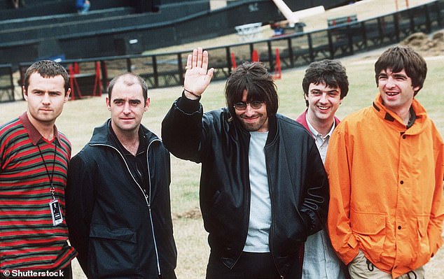 Джеймс раскрыл причину, по которой турне Oasis по всему миру пришлось прервать, после того, как в его начале выступил только один из вечно враждующих братьев.