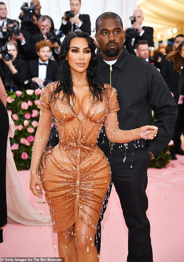 В 2019 году Канье критиковал корсетный образ Ким на Met Gala, заявив, что 