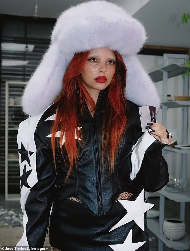 Однако многие были разочарованы, так как Little Mix попросили 17 миллионов своих подписчиков проголосовать за Джейд после двух номинаций на Brit Award, где она надеется выиграть 