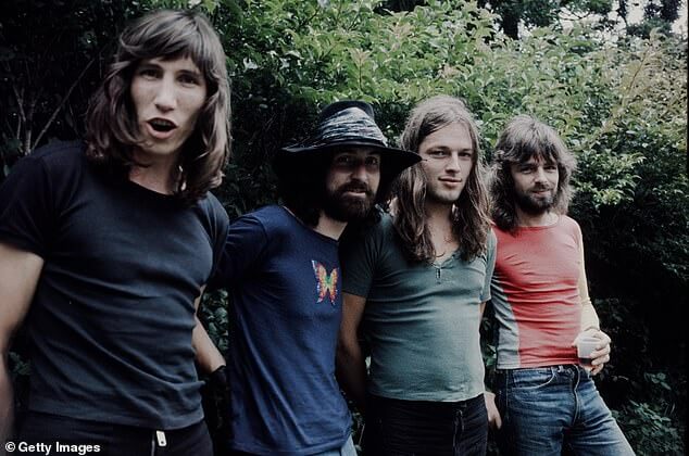 Pink Floyd собираются выпустить отреставрированную версию своего культового шоу 1972 года в Помпеях в IMAX спустя более 40 лет после знаменитого выступления (слева направо Роджер Уотерс, Ник Мейсон, Дэвид Гилмур и Рик Райт)