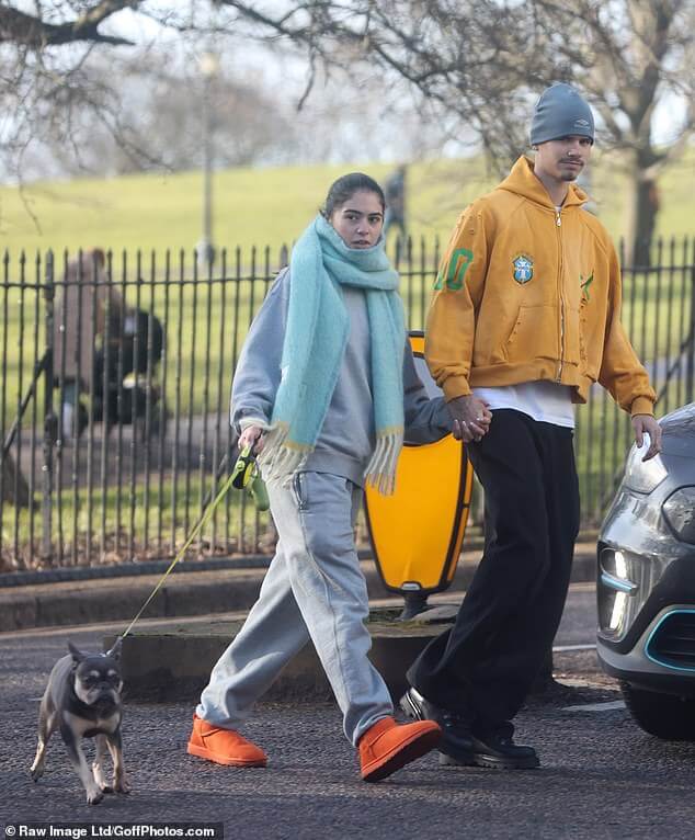 Ромео Бекхэм и его девушка Ким Тернбулл устроили PDA во время прогулки по Primrose Hill в среду.