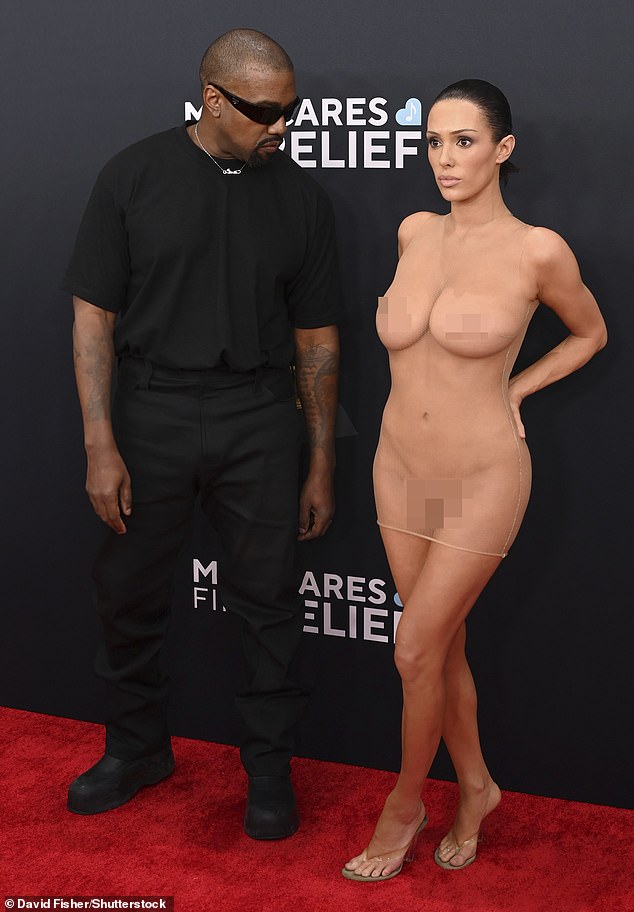 30-летняя архитектор Yeezy австралийского происхождения, которая и раньше шокировала рискованными показами, обнажилась в полностью прозрачном платье из сетки, надетом без нижнего белья, чем повергла в шок социальные сети и зрителей.