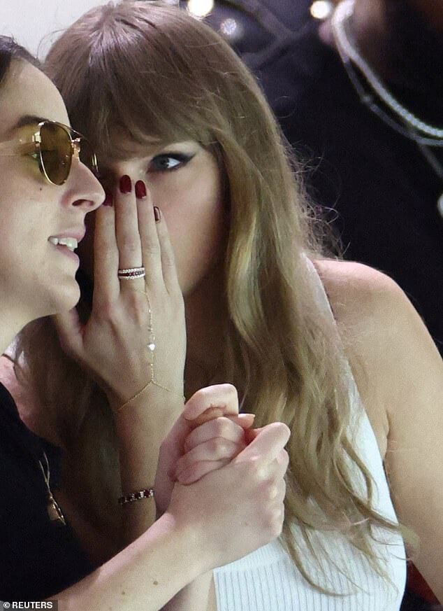 В воскресенье на Суперкубке Тейлор Свифт блеснула новой побрякушкой. На ней была цепочка, которая спускалась от пальца по верхней части руки до запястья.