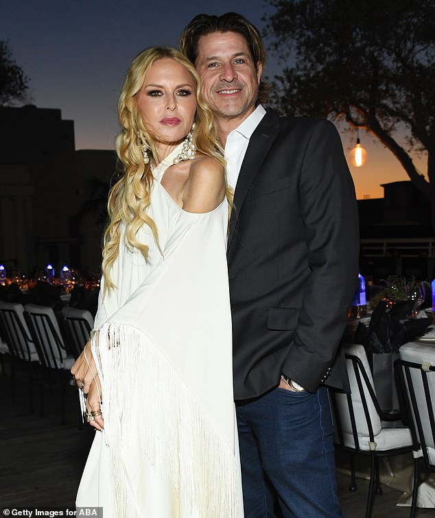 В сентябре прошлого года Зои опубликовала в своем Instagram сообщение о том, что она и Роджер разошлись в разные стороны; ее видели в 2022 году в Беверли-Хиллз