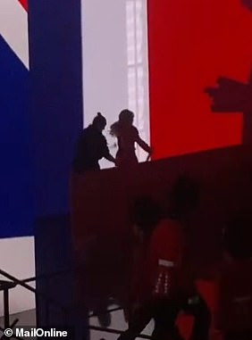 Накаляя обстановку во время выступления, Сабрина сняла платье-блейзер, а член съемочной группы помог ей расстегнуть молнию и облачиться в следующий костюм, после чего она разразилась криками 