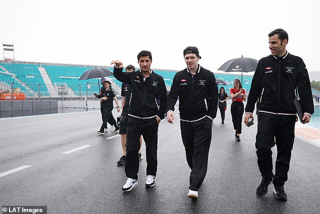 25-летний сын Виктории и Дэвида Бекхэмов был одет в черную молнию Jaguar TCS Racing, когда прогуливался вместе со своим 30-летним другом Митчем, профессиональным гонщиком.