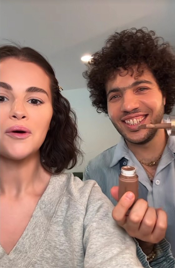 Ранее на этой неделе Селена поделилась уморительным видео с GRWM, в котором она попросила своего жениха нанести макияж для нее.