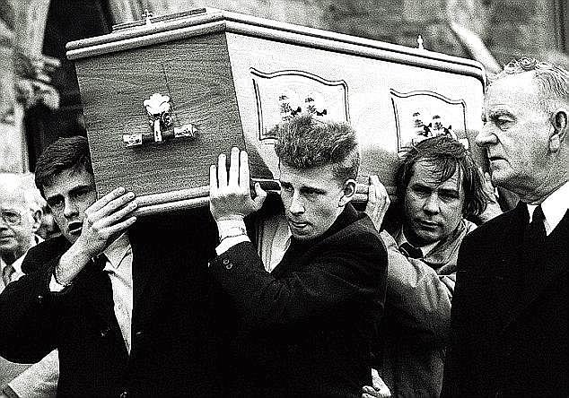 Патрику не исполнилось и шести дней, как ему исполнилось 17, когда он похоронил своего отца и был в качестве посыльного на похоронах.