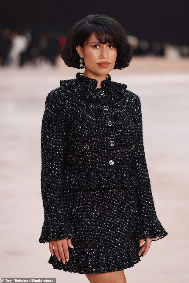 Рейе дополнила образ серьгами Chanel.