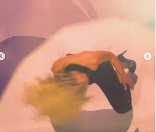 Сабрина поделилась фрагментом своего откровенного номера из программы Short N' Sweet