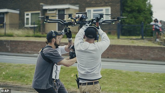 По словам Стивена, идея сериала пришла ему в голову после изучения эпидемии преступлений с использованием ножей в Великобритании, а уникальность сериала заключается в том, что он снимается почти часовыми непрерывными одиночными дублями.