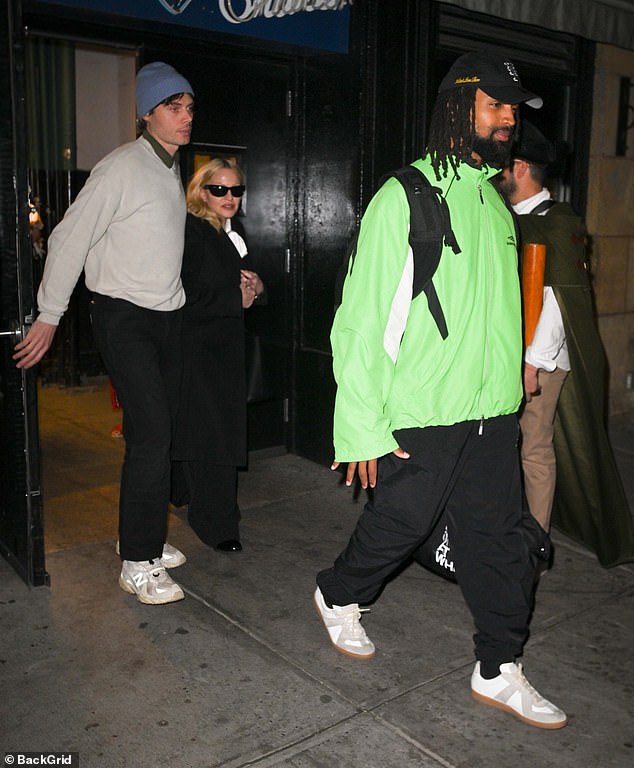 Дуэт Май-Декабрь прибыл вместе перед тем, как отправиться на эксклюзивное мероприятие в Большом Яблоке, при этом Мадонна сохранила атмосферу таинственности за темными дизайнерскими оттенками.