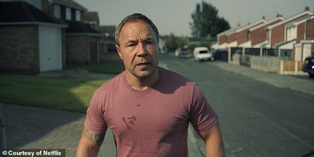 В центре драмы - 13-летний Джейми Миллер (Оуэн Купер), обвиняемый в убийстве школьницы, и детище Стивена, который играет отца мальчика (на фото).