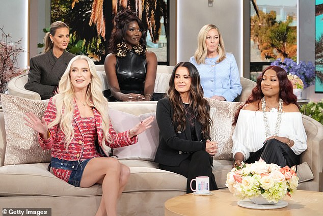 'Я бы хотела, чтобы Эрика сама подошла к Джексу, потому что она взрослая', - позже размышляла Гарсель, но выразила: 'Я рада, что Джекс чувствовал себя достаточно уверенно, чтобы самому пойти и поговорить с ней'; Джейна (слева внизу) и Гарсель (справа) в 2024 году.