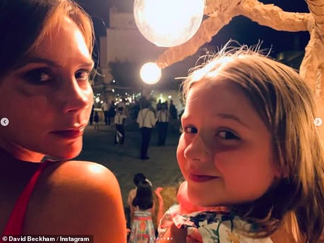 Харпер также появилась в посте, позируя со своей мамой