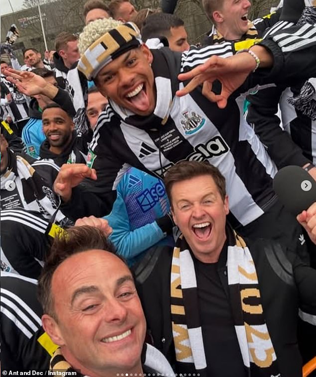 В то же время на другом снимке можно увидеть, как Дек радостно кричит в камеру, когда игрок поднимается за ним.