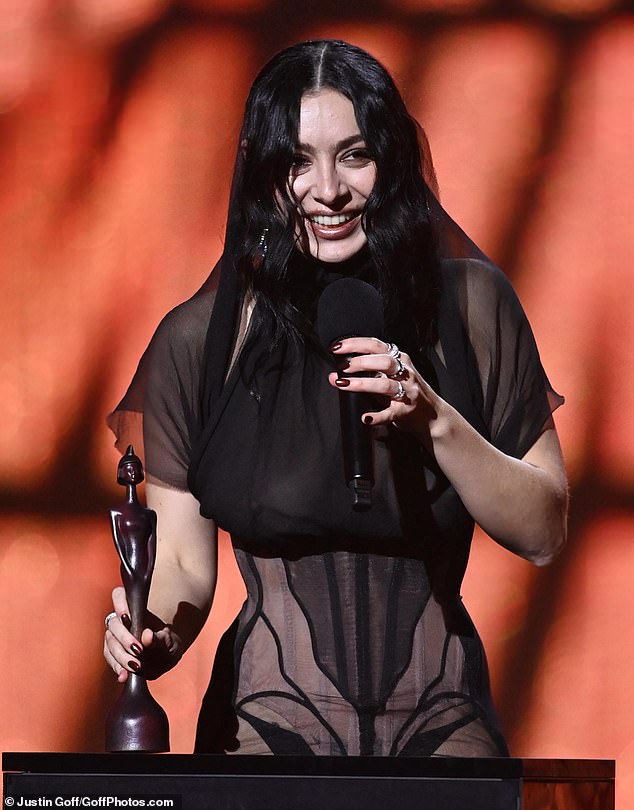 Charli XCX возглавила список победителей на 2025 BRIT Awards, поскольку ее альбом-хит BRAT завоевал целых пять наград в субботу вечером.