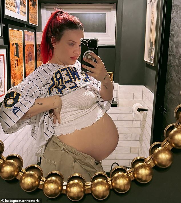 В пятницу Анна-Мария продемонстрировала в Instagram свой бюст для беременных, надев поверх белого топа мешковатую белую бейсболку Milwaukee Brewers с тонкими синими вертикальными полосками.