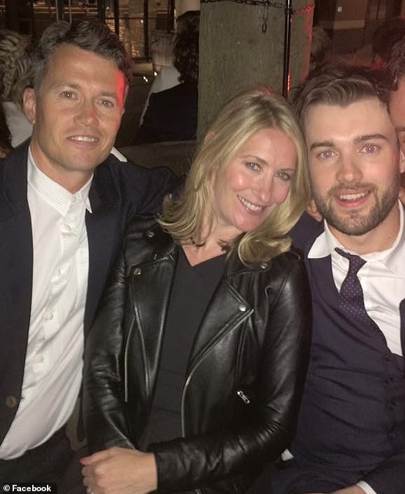 Лора, жена нового бойфренда Ферин Коттон Эллиота Хегарти, узнала об их свидании только после того, как увидела фотографии, на которых они страстно целуются и обнимаются, сообщили друзья MailOnline (на фото выше Лора и Эллиот с Джеком Уайтхоллом).