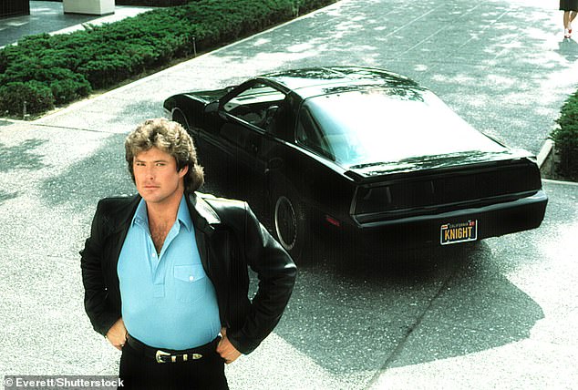 Его характерный голос оживил KITT, умную говорящую машину в популярном телесериале Knight Rider (1982-1986); Дэвид Хассельхофф на снимке из сериала