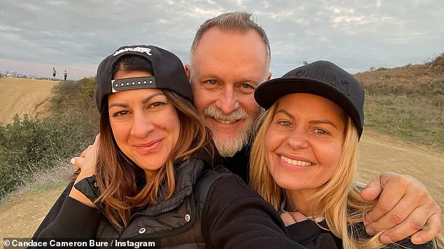 'DAVE IS CANCER FREE!!!!', - написала актриса, приложив снимок себя, Кулье и его жены Мелиссы Бринг.