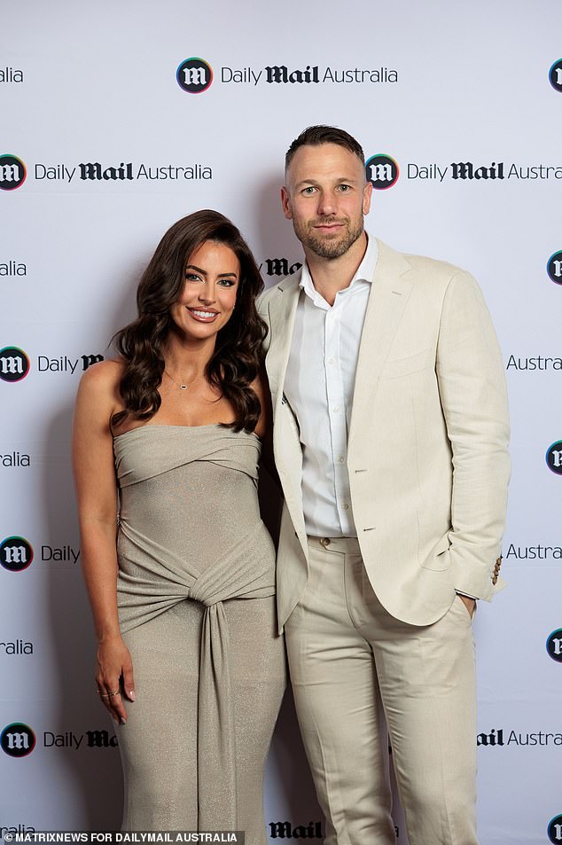 В душевный момент Джеффа Гоббельса спросили, сохранил ли он чувства к своей спутнице по MAFS и нынешней девушке Ри Дишленкович. Это слишком просто, весь этот эксперимент был простым! Джефф рассмеялся, а затем страстно поцеловал Ри на глазах у всех.