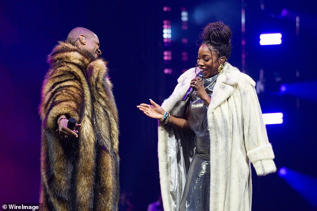 46-летняя звезда R&B не останавливается на достигнутом, и последнее выступление не стало исключением: он пригласил на сцену Эстель.