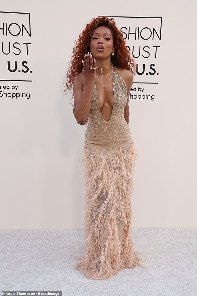 Ведущая вечера Кеке Палмер (Keke Palmer) взошла на вершину золотого цвета, надев облегающее блестящее платье с юбкой из перьев.