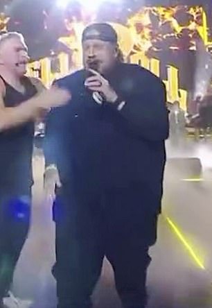 40-летняя суперзвезда кантри рассказал, что в откровенном интервью он сбросил вес с 540 фунтов до 357 фунтов, продемонстрировав свое преображение тела.