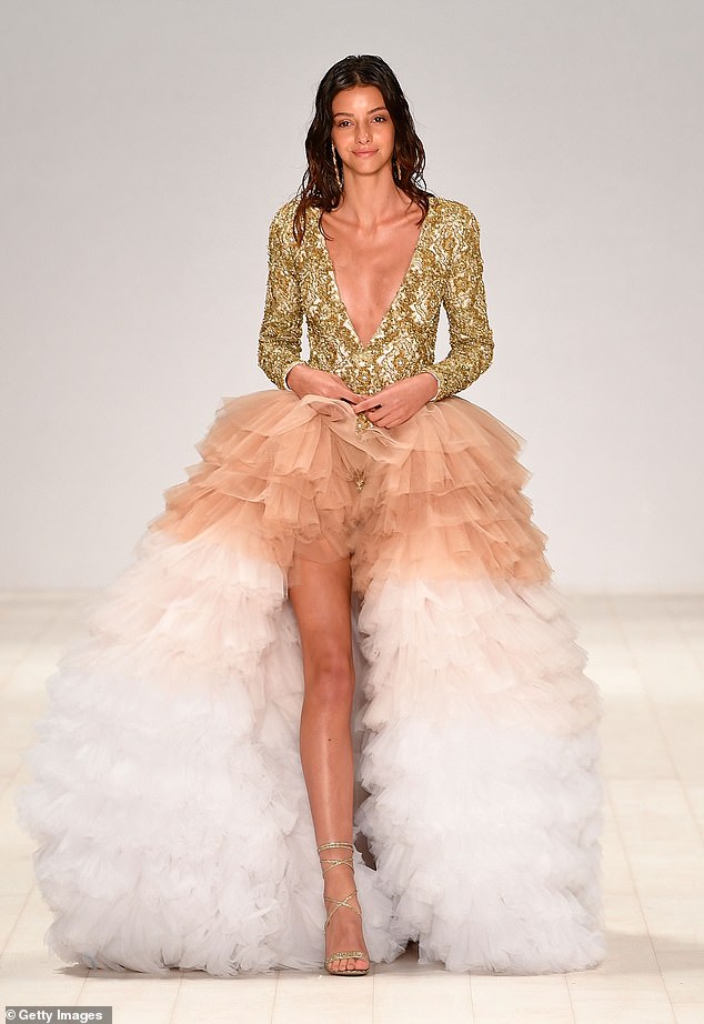 После участия в шоу Australia's Next Top Model в 2015 году Люси ходила по подиуму для таких крупных брендов, как Versace, Givenchy и Dion Lee. На фото: Люси Маркович идет по подиуму в наряде от Aqua Blu во время показа Swim на Неделе моды Mercedes-Benz в 2017 году.