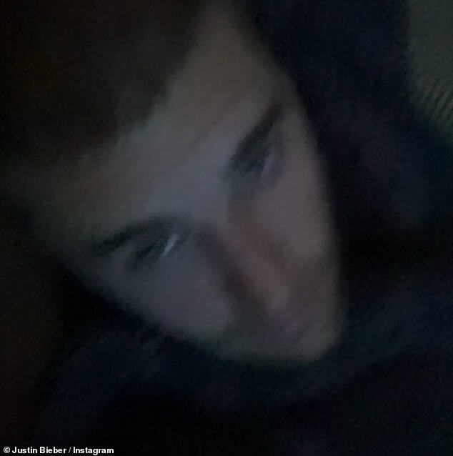 Джастин Бибер поделился загадочным селфи в пятницу, на фоне опасений поклонников за его здоровье и слухов о состоянии его брака с Хейли Бибер.