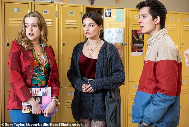 Актриса прославилась в роли Эйми Гиббс в хитовом сериале Netflix, который выходил в эфир с 2019 по 2023 год (на фото с Асой Баттерфилдом и Эммой Маки).