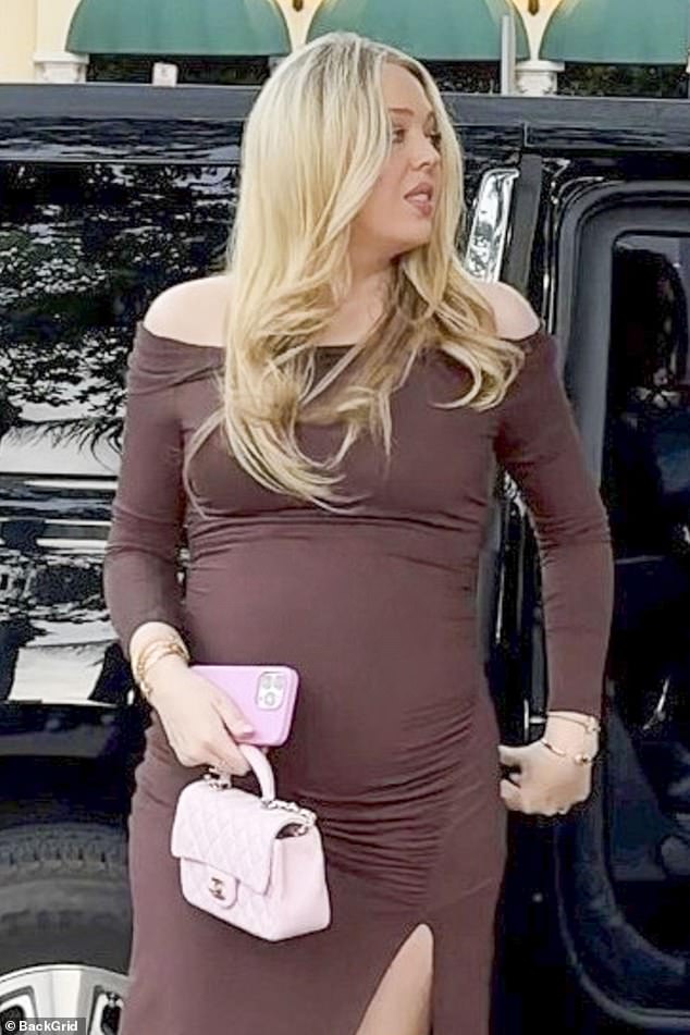 Дочь президента дополнила свой наряд светло-розовой сумочкой Chanel и босоножками, и даже розовым чехлом для телефона - возможно, намекая на то, что они ждут девочку.